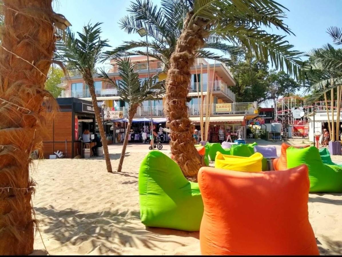 Hotel Largo Beach Pantai Sunny Bagian luar foto