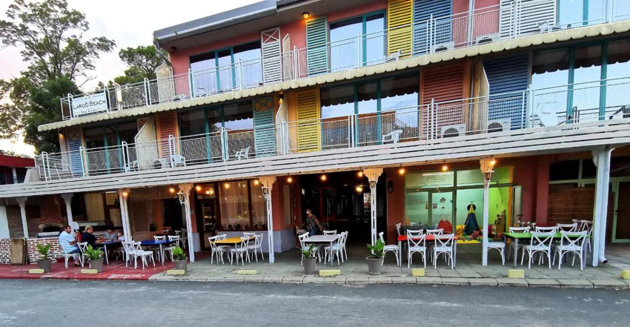 Hotel Largo Beach Pantai Sunny Bagian luar foto