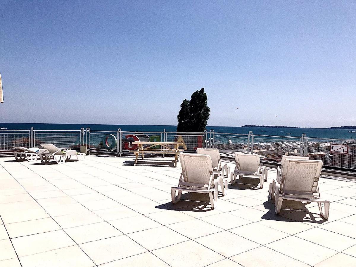 Hotel Largo Beach Pantai Sunny Bagian luar foto