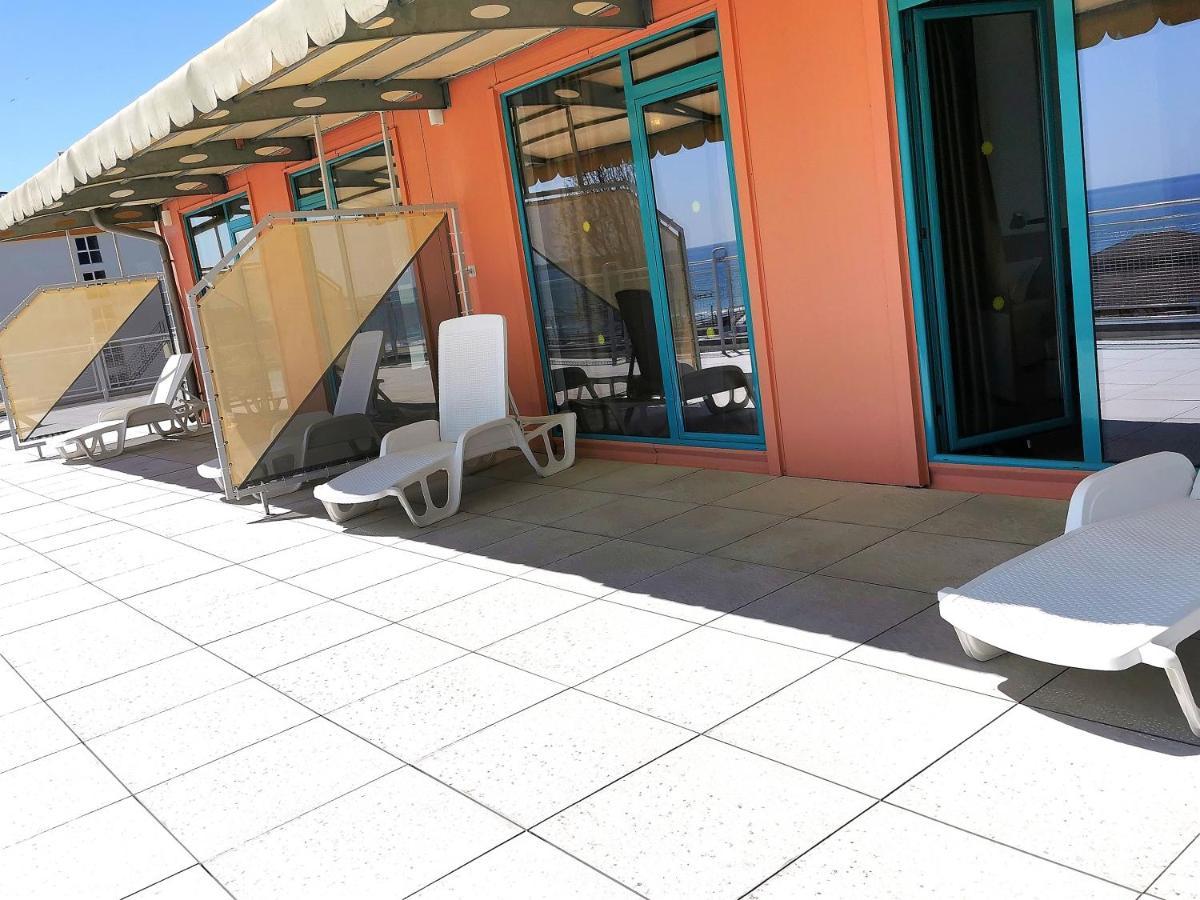 Hotel Largo Beach Pantai Sunny Bagian luar foto